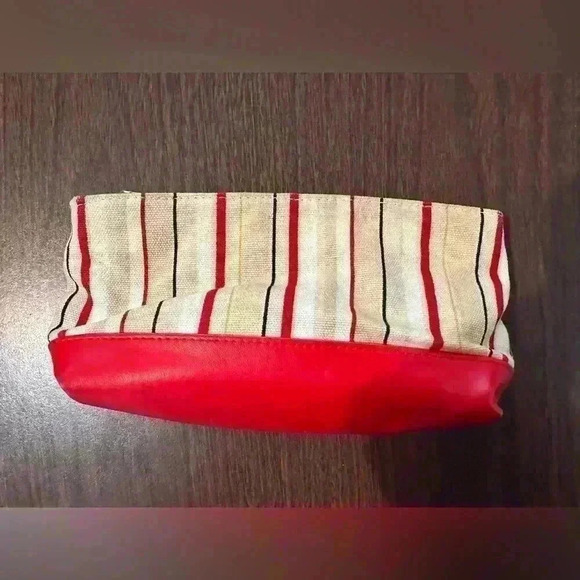 Elizabeth Arden Small Striped Makeup Bag. - Picture 1 of 4